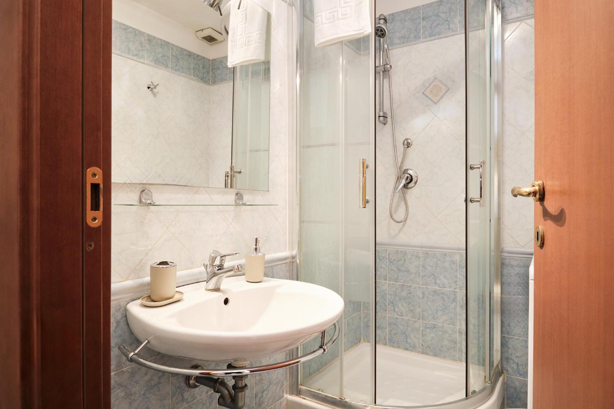 Colosseum 3 & 4 Bathrooms With Garden Roma